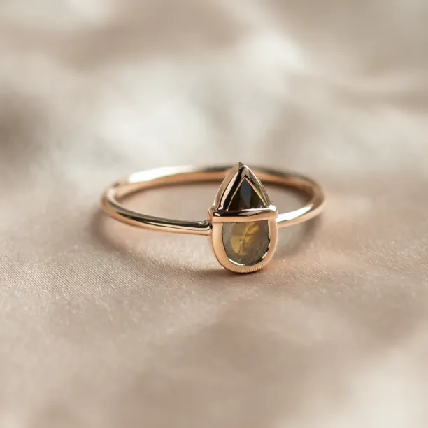 Netradiční zlatý prsten s pear salt and pepper diamantem TULLIA Image