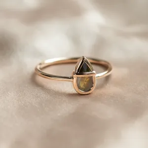 Netradiční zlatý prsten s pear salt and pepper diamantem TULLIA Thumbnail