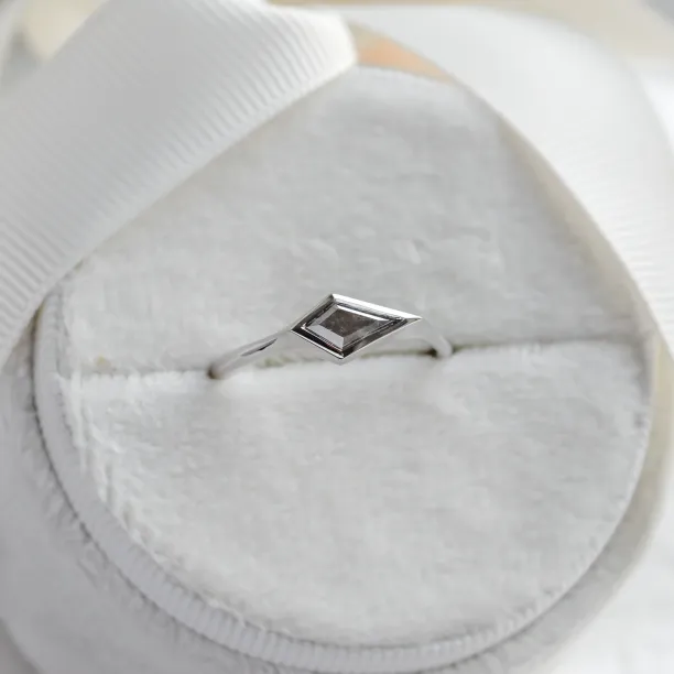 Unusual ring with salt'n'pepper diamond ARROW Image