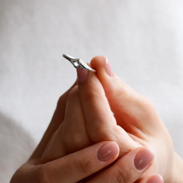 Unusual ring with salt'n'pepper diamond ARROW Image