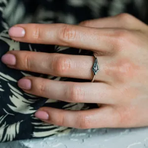 Unusual ring with salt'n'pepper diamond ARROW Thumbnail