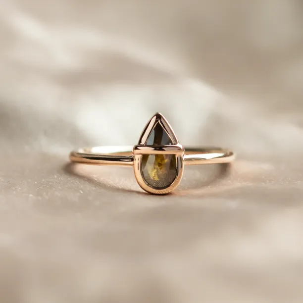 Netradiční zlatý prsten s pear salt and pepper diamantem TULLIA Image