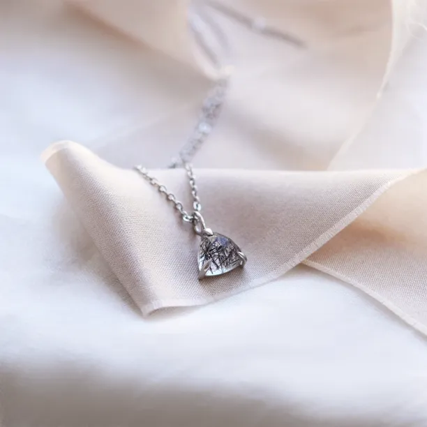 Minimalistický náhrdelník s rutilovým křišťálem TRIANGLE Image