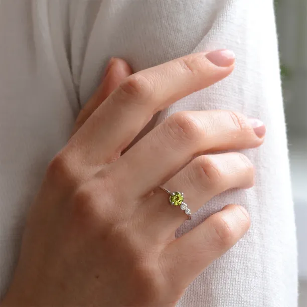 Gold ring with peridot and diamonds OLIVIA Image