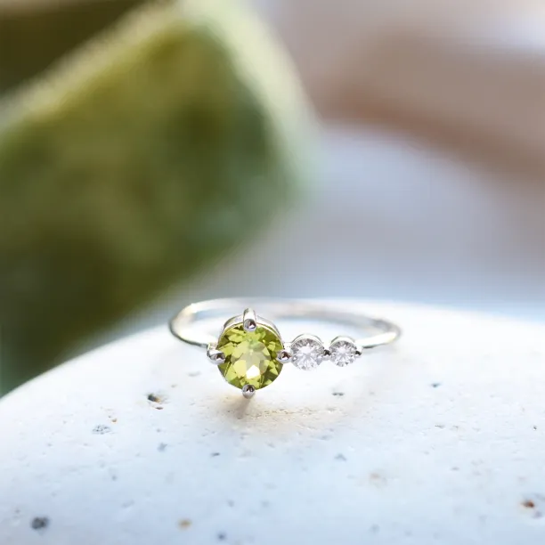 Gold ring with peridot and diamonds OLIVIA Image