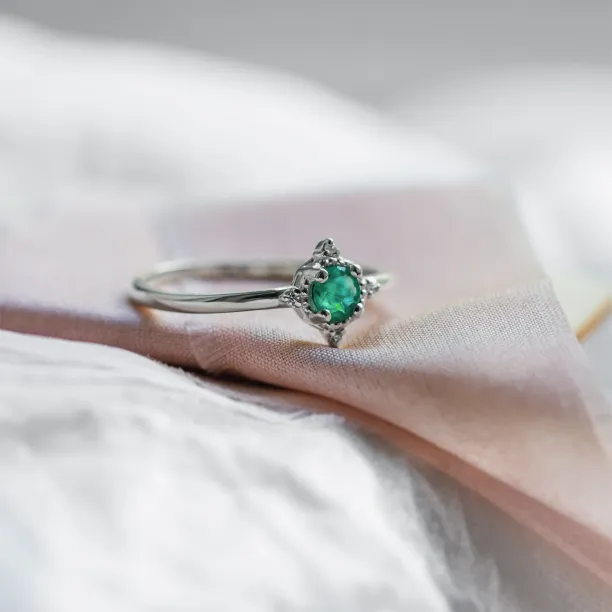 Zlatý prsten se smaragdem a diamanty EMA Image