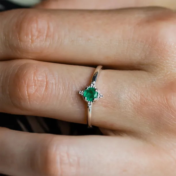 Zlatý prsten se smaragdem a diamanty EMA Image