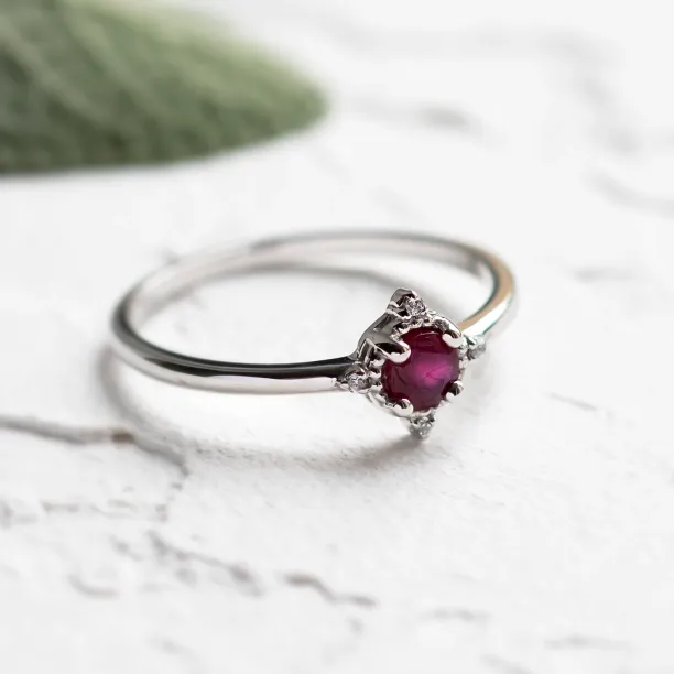 Zlatý prsten s rubínem a diamanty RUBY Image