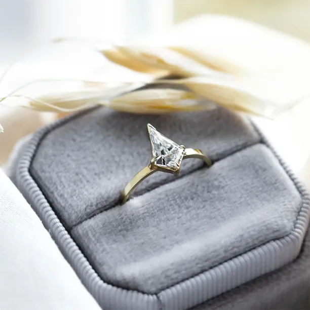 Originální zásnubní prsten s kite moissanitem DOMITIA Image