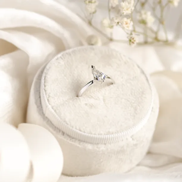 Originální zásnubní prsten s kite moissanitem DOMITIA Image