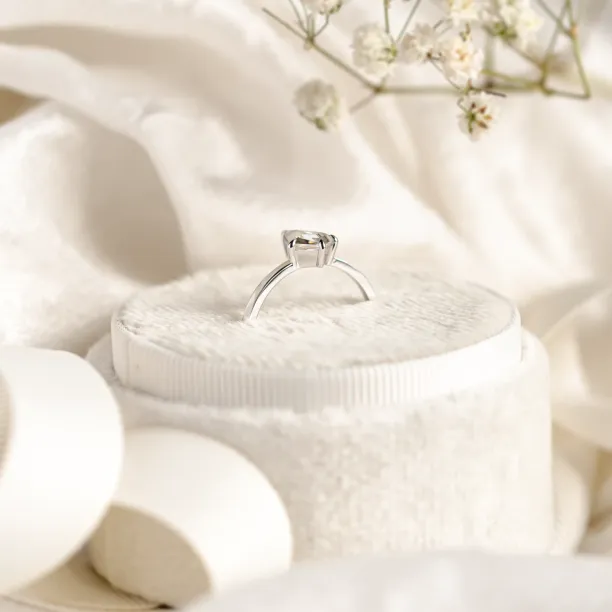 Originální zásnubní prsten s kite moissanitem DOMITIA Image