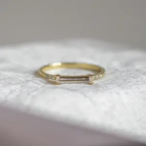 Zásnubní prsten s baguette moissanitem a diamanty CASSIA Thumbnail