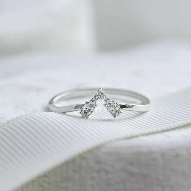 Zlatý vykrojený prsten s moissanity HARFA Image