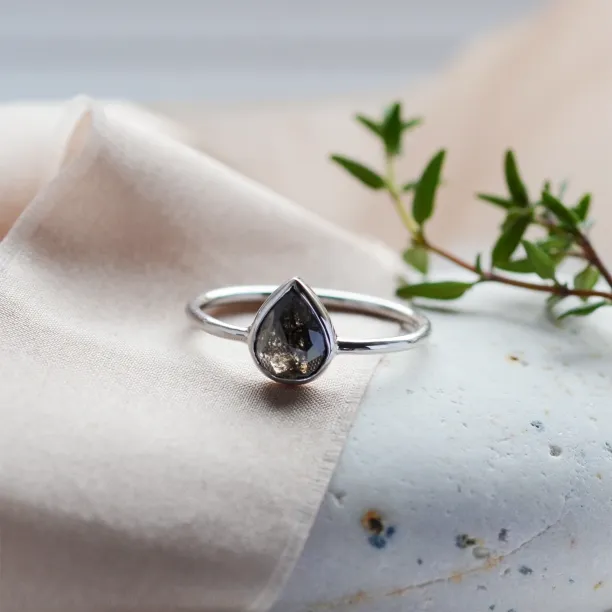 Minimalist pear salt'n'pepperr diamond ring EUFRASIO Image