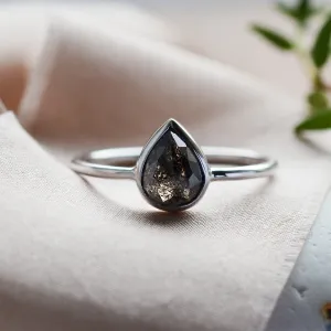 Minimalist pear salt'n'pepperr diamond ring EUFRASIO