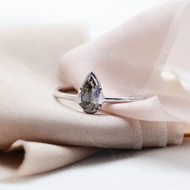 Unusual engagement ring with salt'n'pepper diamond GARDA Image