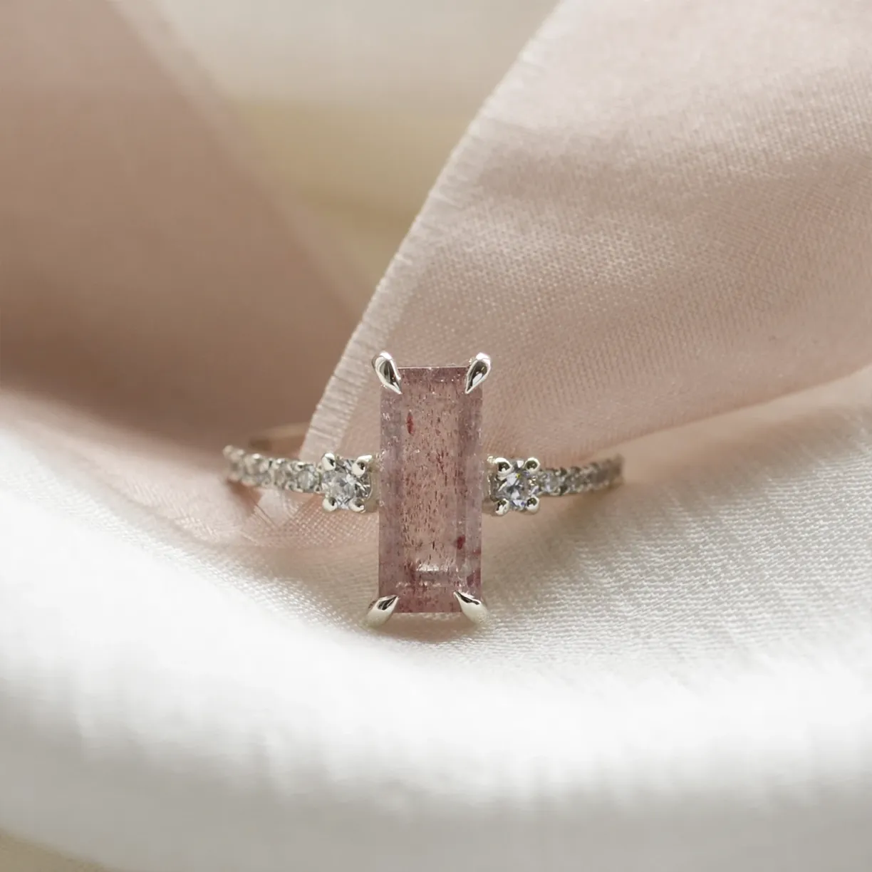 Zlatý prsten s jahodovým křišťálem a diamanty.
