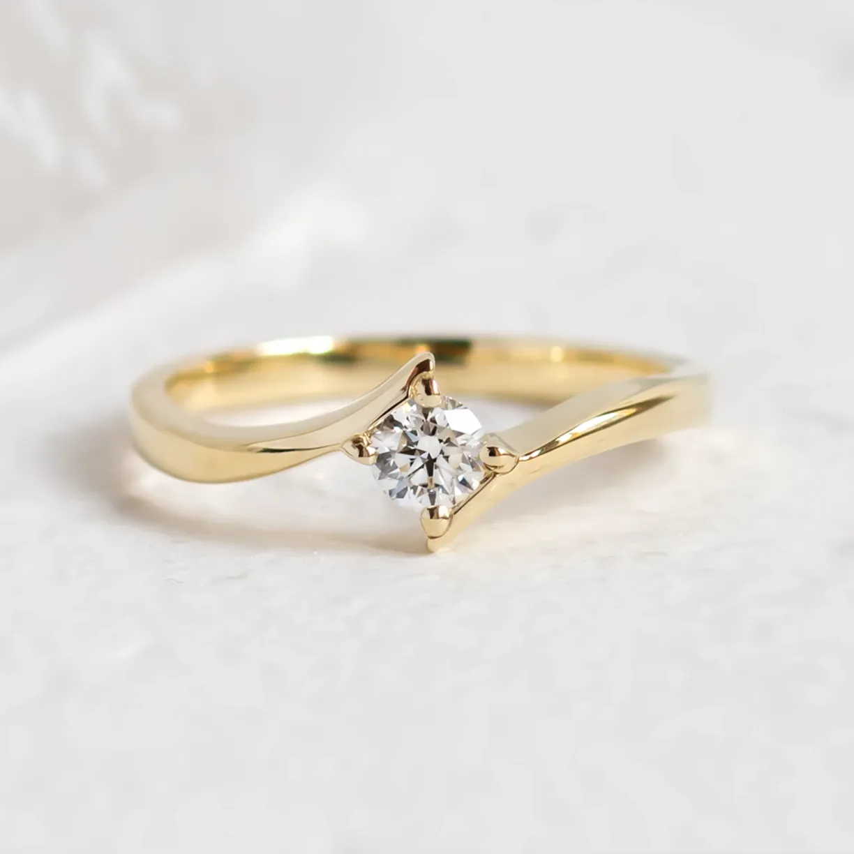 Luxusní zlatý zásnubní prsten s diamantem
