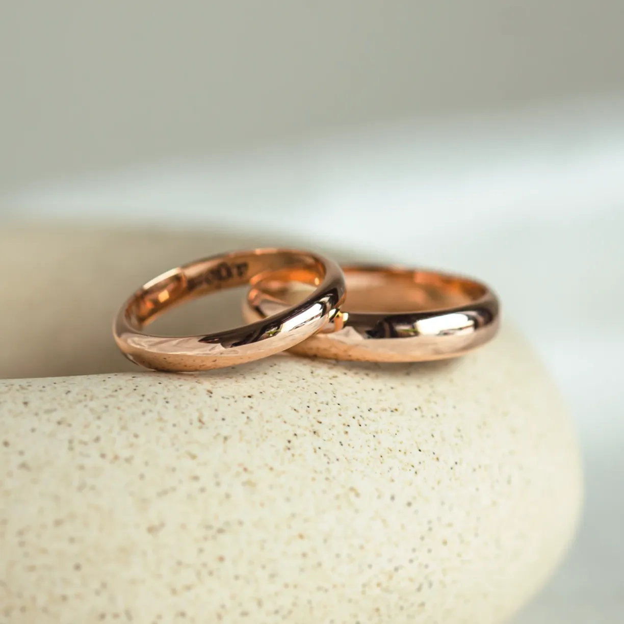 Wedding red gold rings.