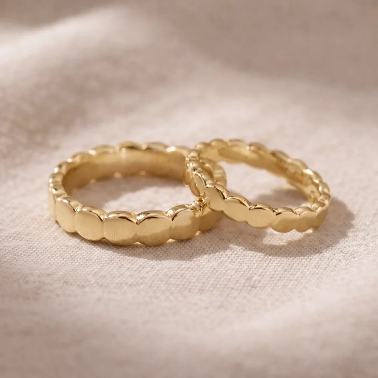 Geometric wedding rings with organic structure