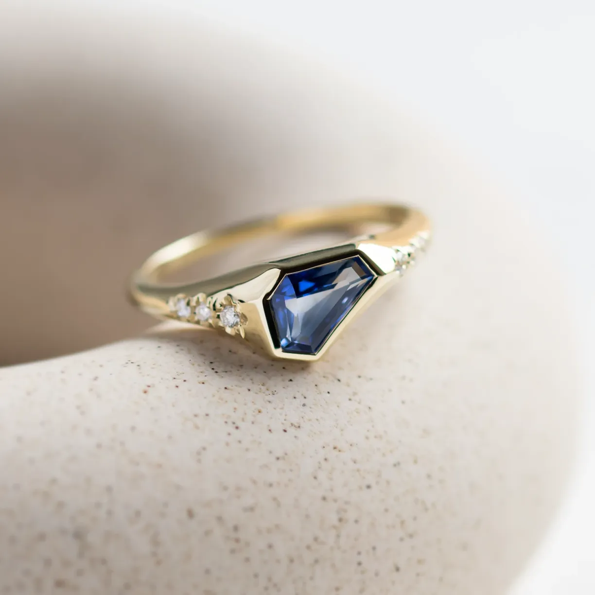 sapphire_ring_on_thehand