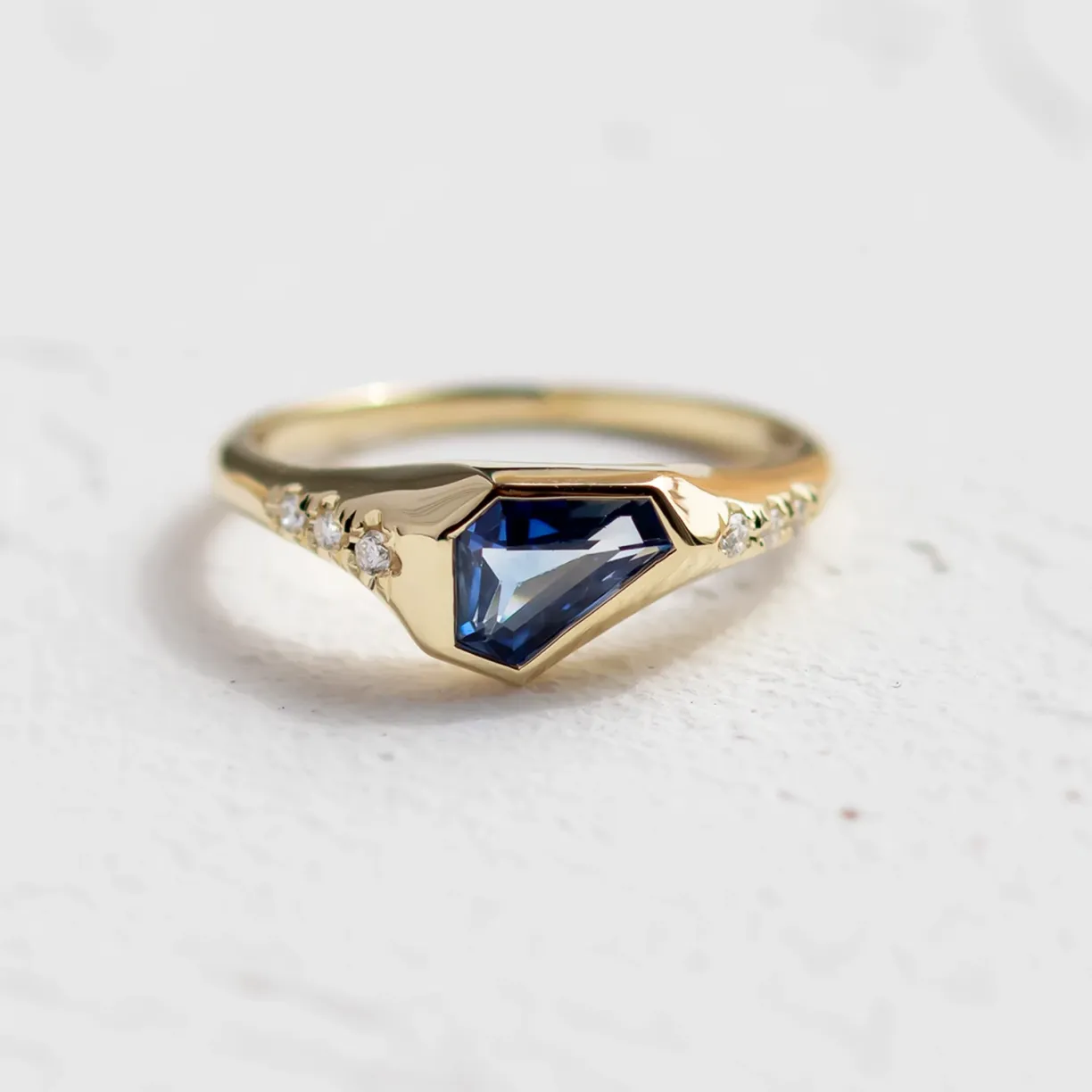 ring with asymmetric sapphire