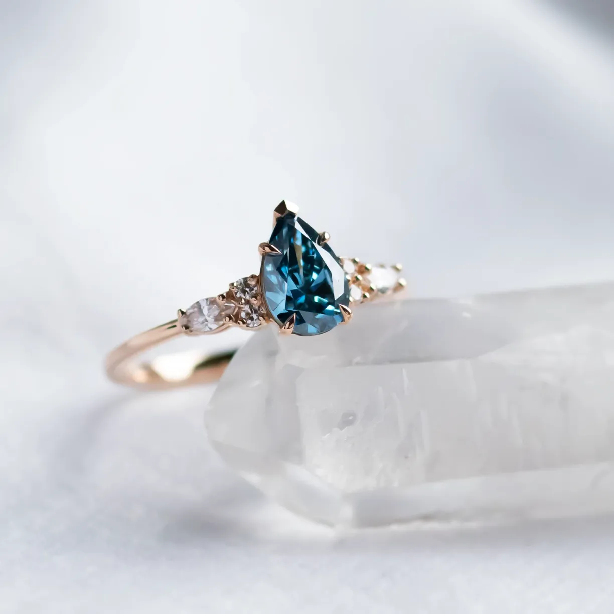 prsten s blue lab grown diamantem