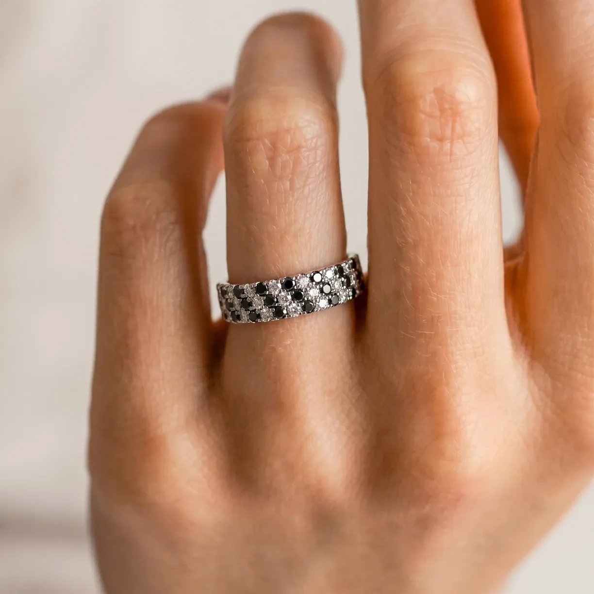 Snubní prsten s černými a bílými diamanty