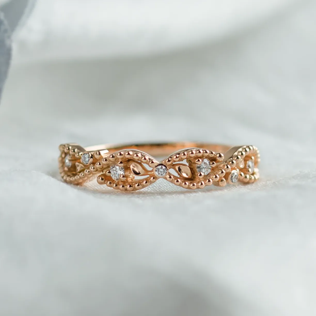 zlatý prsten s diamanty ve vintage stylu